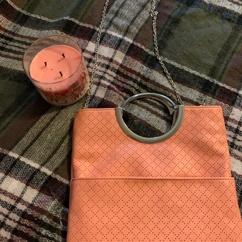 Kelly & Katie faux leather peach / salmon crossbody with a silver chain strap - Picture 2 of 6